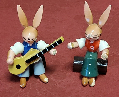 Hasenpaar auf holzstamm - 🐰,