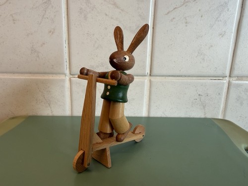 Hase auf roller - auf,