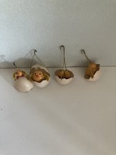 4 kleine Küken in Eierschale