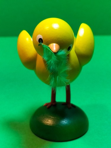 Osterfigur küken mit feder - küken,